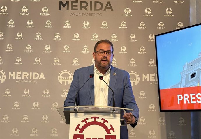 El alcalde de Mérida, Antonio Rodríguez Osuna, en rueda de prensa