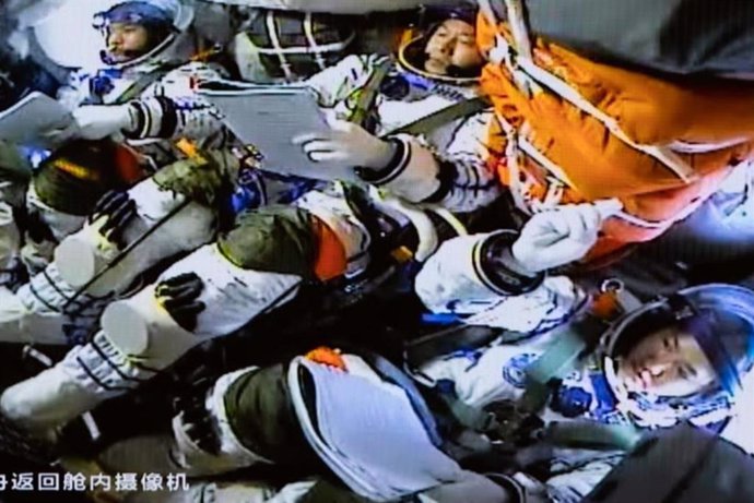 Tripulación de Shenzhou-19 antes de acoplarse a la estación espacial china Tiangong