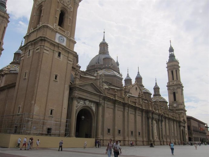 Archivo - Basílica del Pilar de Zaragoza, con las vallas alrededor de la base de las torres para evitar daños por desprendimientos.