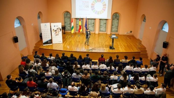 Unos 130 alumnos de FP procedentes de 16 centros riojanos participan en el HackaretODS