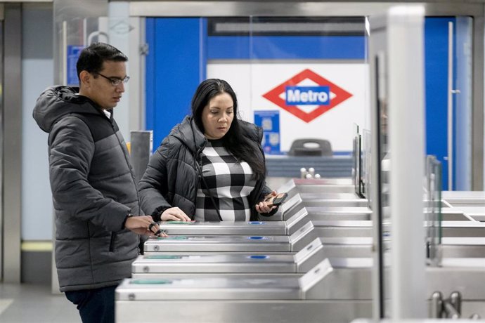 Archivo - Tornos de la estación de Metro de Plaza de Castilla