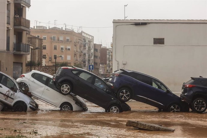 Vehículos destrozados tras el paso de la DANA por el barrio de La Torre de Valencia.