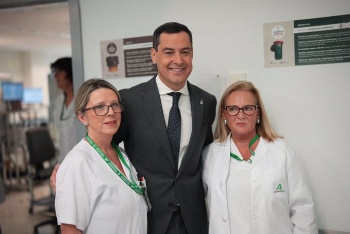 El presidente de la Junta de Andalucía, Juanma Moreno, durante una visita al Hospital San Cecilio de Granada.