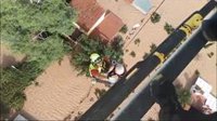 Un helicóptero de la Comunidad de Murcia rescata a un hombre atrapado por la inundación en Alcira (Valencia)