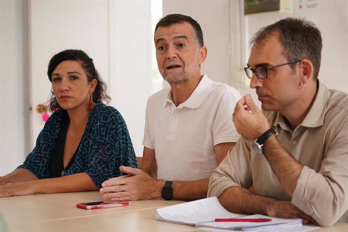 El coordinador federal de IU, Antonio Maíllo, atiende a los medios de comunicación durante un encuentro con AMPAS de centros educativos públicos de la provincia , a 10 de abril de 2024 en Sevilla (Andalucía, España). 