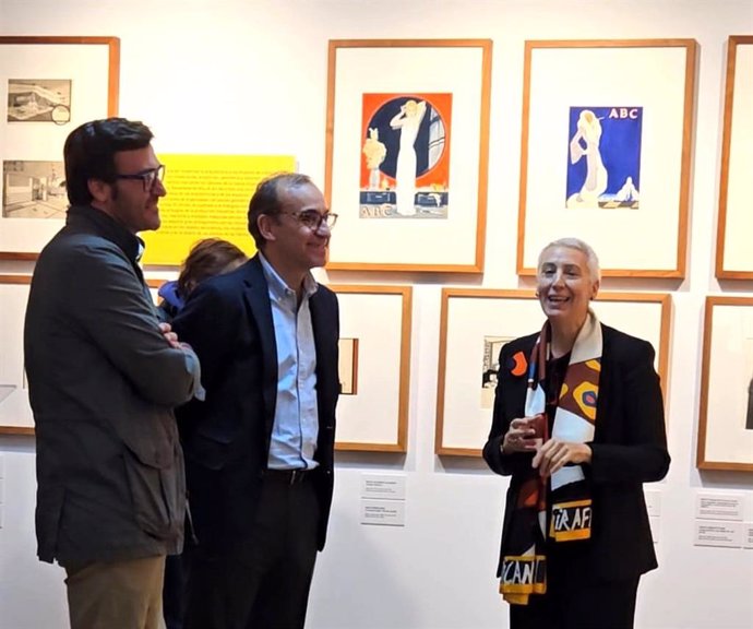 El alcalde de Cáceres, Rafael Mateos, en la inauguración de la exposición Art Decó que puede verse en el Palacio de la Isla