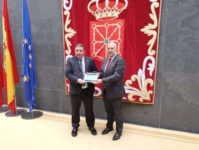 El presidente del Parlamento de Navarra, Unai Hualde, recibe de manos del consejero de Economía y Hacienda, José Luis Arasti, el proyecto de Presupuestos de Navarra para 2025.