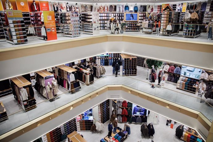 Archivo - Vista de las diferentes plantas en la inauguración de una tienda Uniqlo en la Gran Vía 