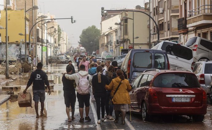 Vehículos en los alrededores de la V-30 tras el paso de la DANA y la subida del cauce del río Turia, a 30 de octubre de 2024, en Valencia, Comunidad Valenciana (España).