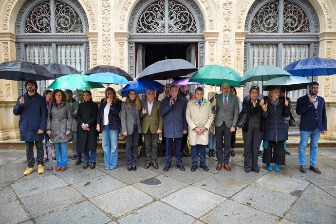 Minuto de silencio en el Ayuntamiento de Sevilla por las víctimas de la DANA en Valencia.