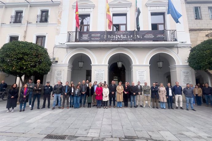 Minuto de silencio por las víctimas del temporal en el Ayuntamiento de Mérida.