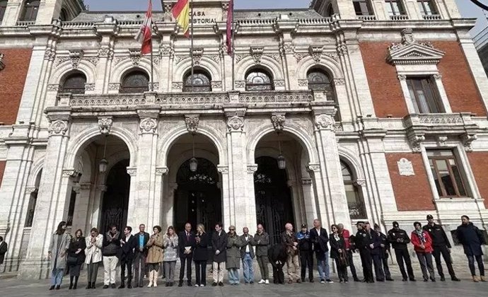 Minuto de silencio ante la fachada principal del Ayuntamiento de Valladolid