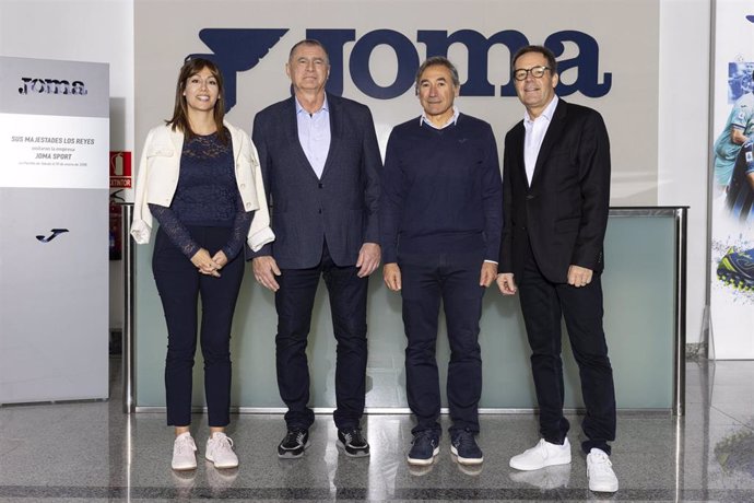 Foto de familia tras la firma del acuerdo entre 'Joma' y European Athletics