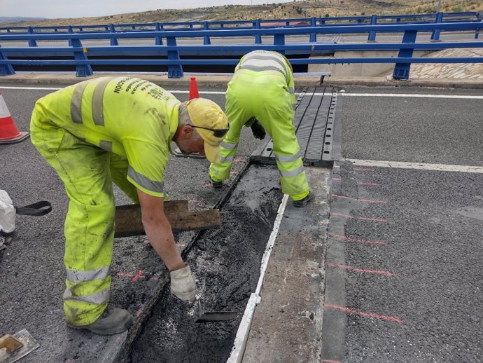 Reparación de junta de dilatación en estructura, en la autovía A-66 (PK 478).