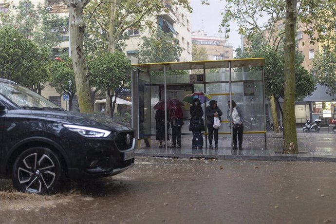 Varias personas esperan en la parada del bus, a 30 de octubre de 2024, en Barcelona, Catalunya (España)