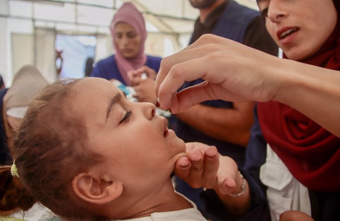 Una niña palestina recibe una dosis de la vacuna contra la poliomielitis en Jan Yunis, en el sur de la Franja de Gaza (archivo)