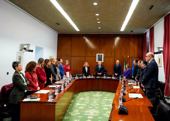 La Junta de Portavoces del Parlamento andaluz guarda un minuto de silencio por las víctimas de la DANA