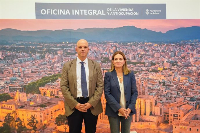 El teniente de alcalde Urbanismo del Ayuntamiento de Palma, Óscar Fidalgo, y la regidora de Vox Gari Duran, en la presentación de la oficina municipal de vivienda.