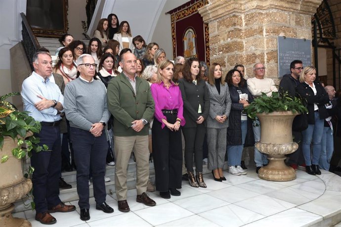 La presidenta de la diputación de Cádiz, Almudena Martínez  preside el minuto de silencio, a 30 de octubre de 2024, en Cádiz, Andalucía (España). Minuto de silencio en la diputación de Cádiz en solidaridad con los afectados por la DANA