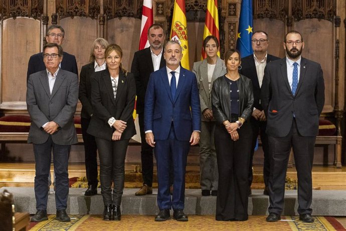 El alcalde de Barcelona, Jaume Collboni, junto con los otros 9 alcaldes del área metropolitana tras firmar al declaración sobre seguridad