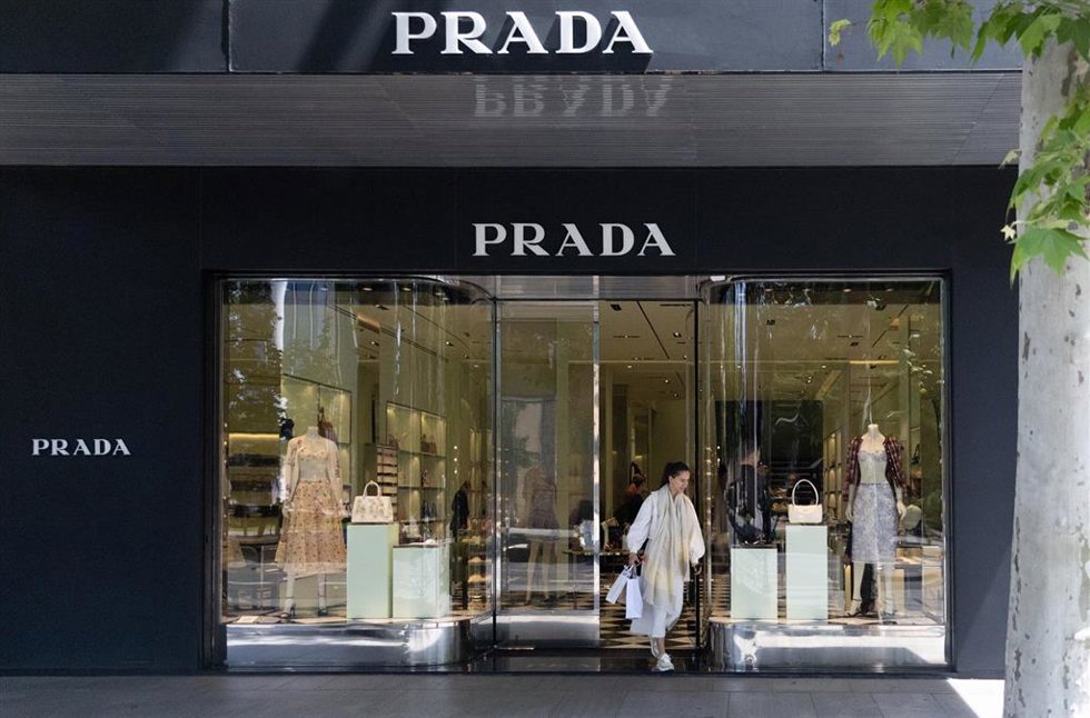 Archivo - Una mujer sale de una tienda de Prada, en la milla de oro de Madrid, a 3 de mayo de 2024, en Madrid (España).