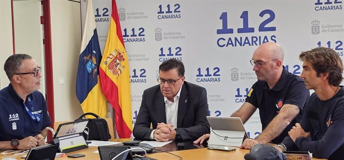 El consejero de Política Territorial, Cohesión Territorial y Aguas del Gobierno de Canarias, Manuel Miranda, y el director general de Emergencias, Fernando Figuereo, se reúne con los consorcios de bomberos y técnicos de Protección Civil