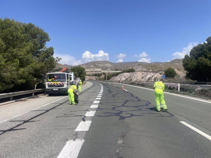 Almería.-El Gobierno destinará 31,2 millones de euros a contratar la conservación de carreteras de la provincia