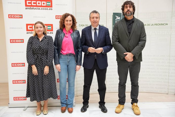 La secretaria general de CCOO-A, Nuria López, junto al presidente de la Diputación de Sevilla, Javier Fernández, el secretario general de CCOO Sevilla Carlos Aristu, y La secretaria de Participación Institucional y Movimientos Sociales , Carmen Vidal.