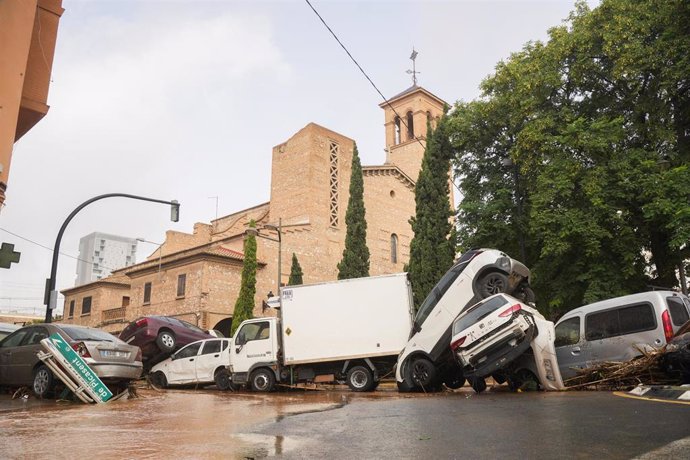 Varios vehículos accidentados por la DANA en el barrio de la Torre, a 30 de octubre de 2024, en Valencia.