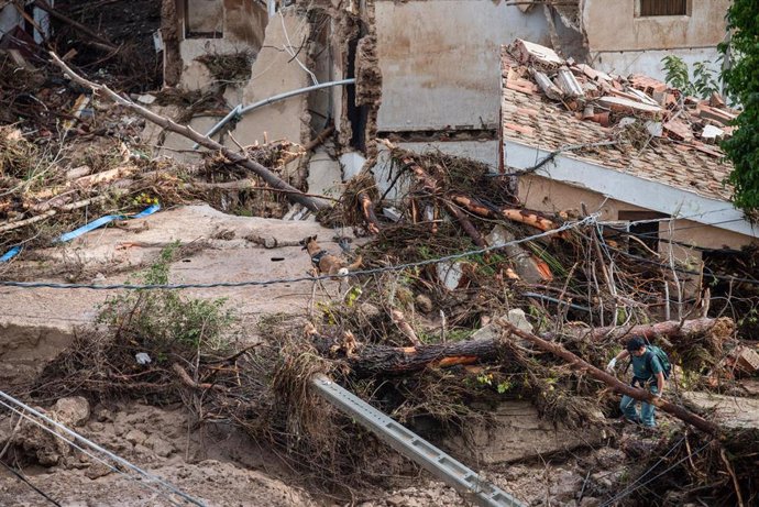 Un agente de la Guardia Civil trabaja en una zona afectada, a 30 de octubre de 2024, en Letur, Albacete, Castilla-La Mancha (España).