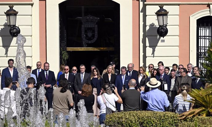 Imagen del minuto de silencio convocado a las puertas del Ayuntamiento de Murcia por los fallecidos como consecuencia de la DANA en Albacete y Valencia