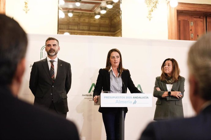 La delegada de la Junta en Almería, Aránzazu Martín (c); la consejera de Desarrollo Educativo y FP, María del Carmen Castillo (d), y el consejero de Agricultura, Pesca, Agua y Desarrollo Rural, Ramón Fernández-Pacheco (i), presentan los presupuestos. 