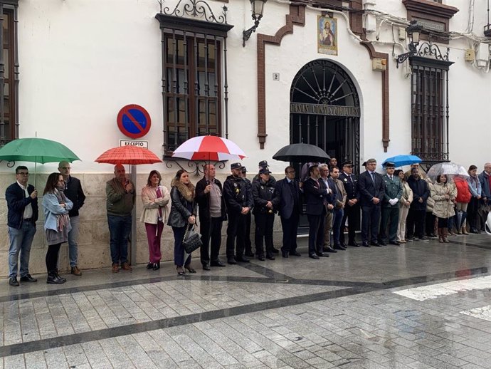 El Ayuntamiento de Puente Genil guarda un minuto de silencio por los fallecidos, entre ellas una joven del municipio, y afectados por la DANA.