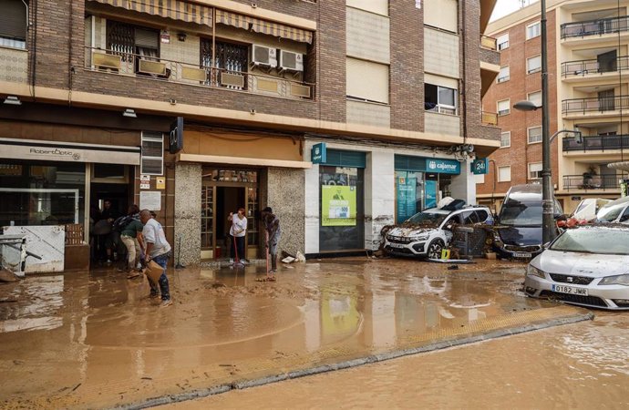 Varias personas realizan labores de limpieza tras el paso de la DANA por el barrio de La Torre de Valencia, a 30 de octubre de 2024, en Valencia, Comunidad Valenciana (España). 