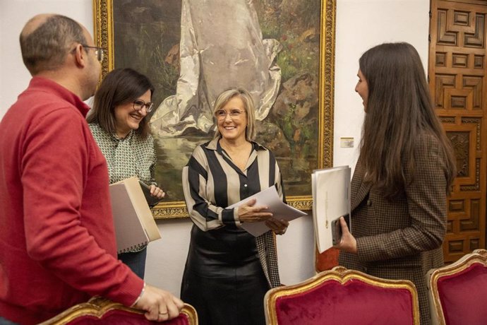 La delegada de Recursos Humanos y Energía de la Diputación y presidenta de la Agencia Provincial de la Energía, Tatiana Pozo (centro), antes del encuentro.