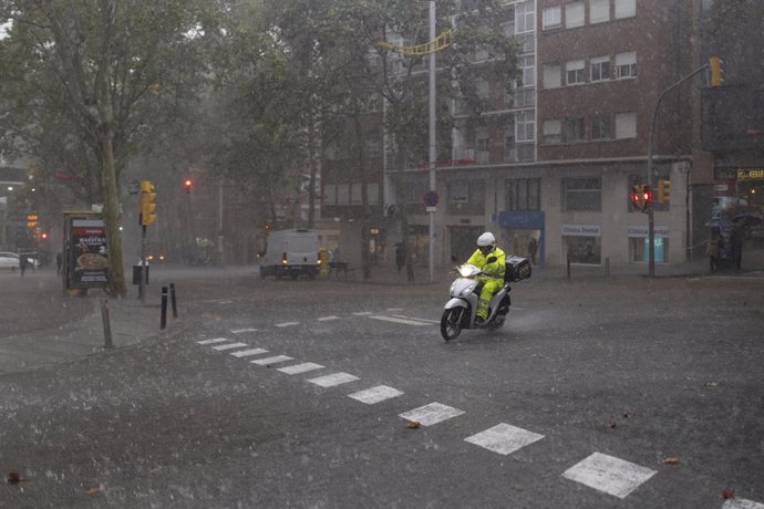 Un repartidor en moto durante la tormenta, a 30 de octubre de 2024, en Barcelona, Catalunya (España). 