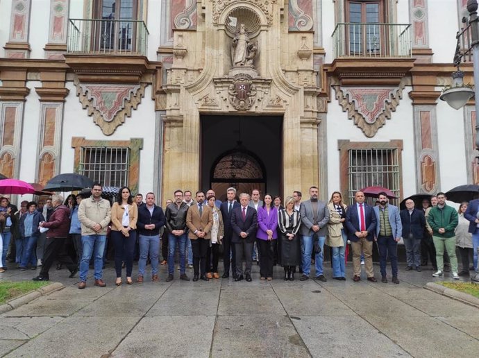 El presidente de la Diputación de Córdoba, Salvador Fuentes (centro), encabeza el minuto de silencio por las víctimas del temporal.