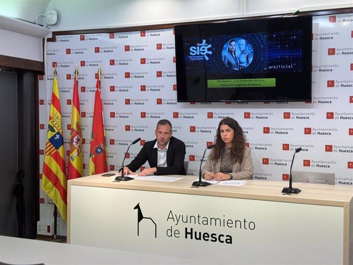 El director general de Eventiona, Sergio Bernués, y la concejala de Economía e Innovación del Ayuntamiento de Huesca, Belén Almudévar.