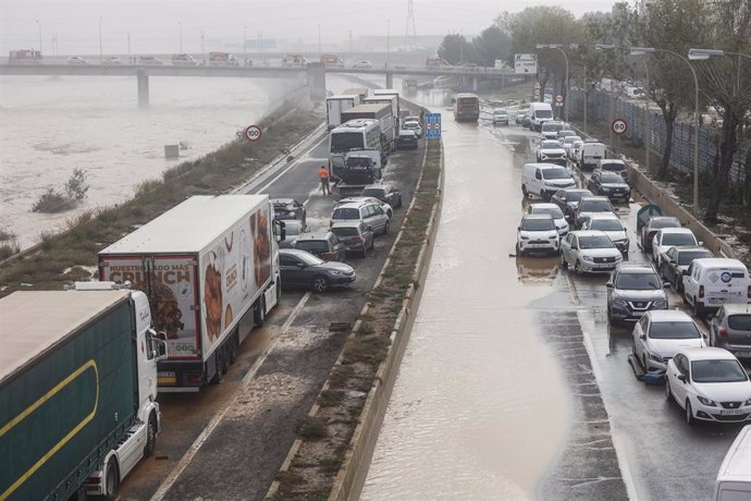 Vehículos en la V-30 tras el paso de la DANA y la subida del cauce del río Turia, a 30 de octubre de 2024