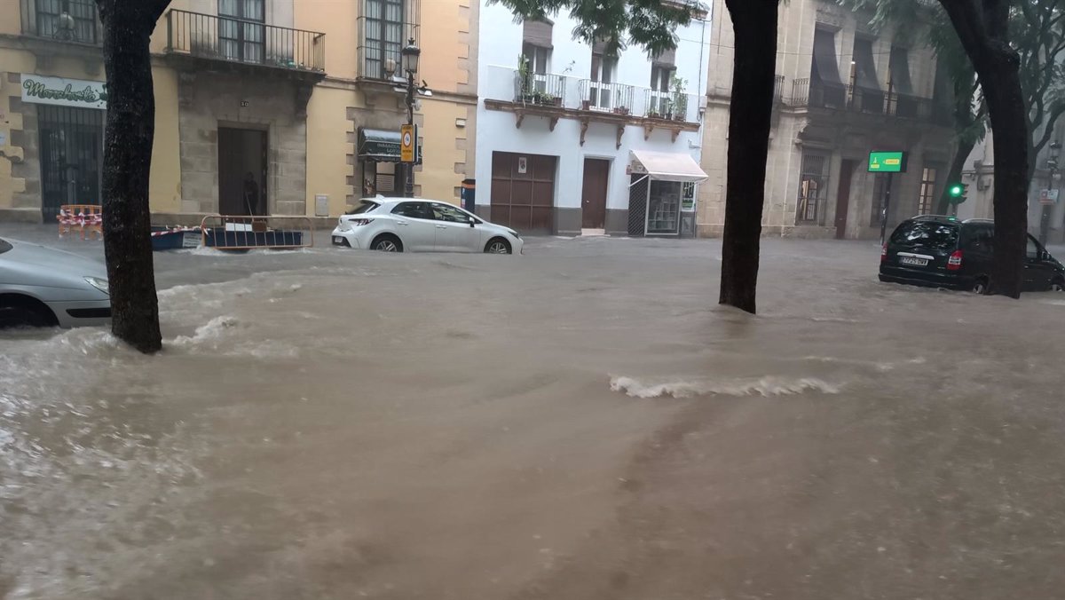 Calles inundadas, colapso de tráfico y autobuses urbanos paralizados en Jerez (Cádiz) por la lluvia – EpAndalucia