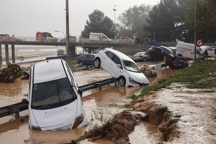 Vehículos en los alrededores de la V-30 tras el paso de la DANA y la subida del cauce del río Turia, a 30 de octubre de 2024, en Valencia, Comunidad Valenciana (España). 