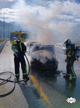 Incendio en un vehículo en Mieres.