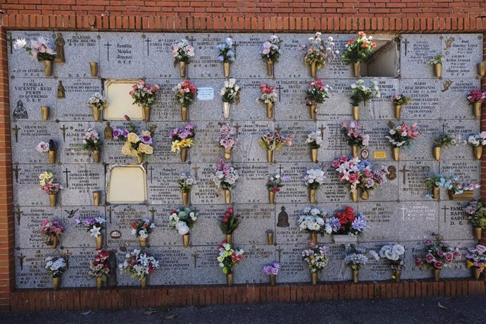 Archivo - Nichos del Cementerio Sur-Carabanchel de Madrid. 