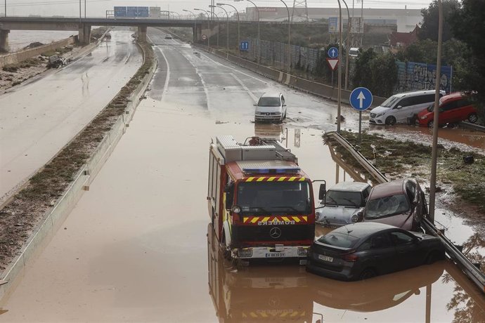 Vehículos en la V-30 tras el paso de la DANA y la subida del cauce del río Turia, a 30 de octubre de 2024, en Valencia, Comunidad Valenciana (España).