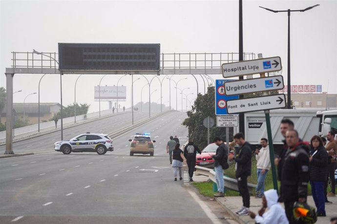 La policía corta la V-31 por la DANA, a 30 de octubre de 2024, en Valencia