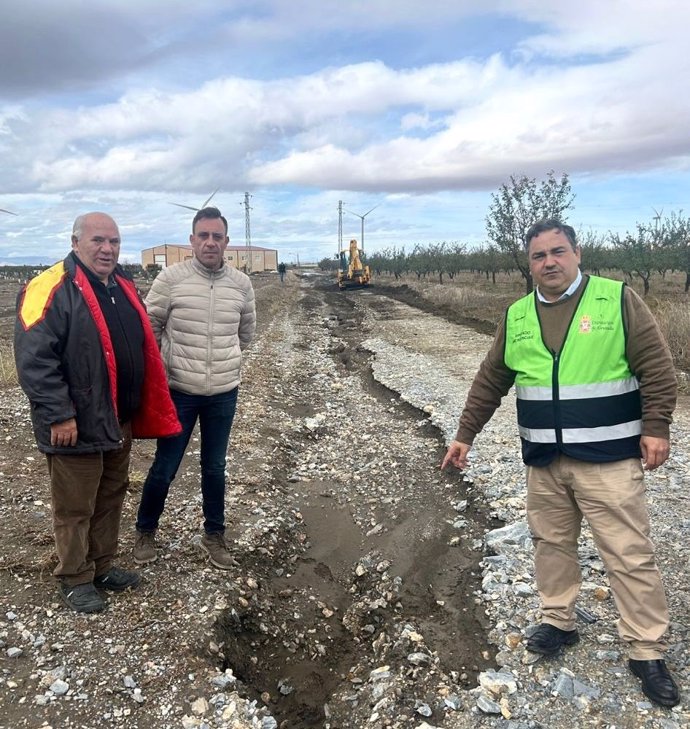 Visita de la Diputación de Granada a Dólar tras la DANA, con el diputado provincial de Emergencias, Eduardo Martos, a la derecha en la imagen