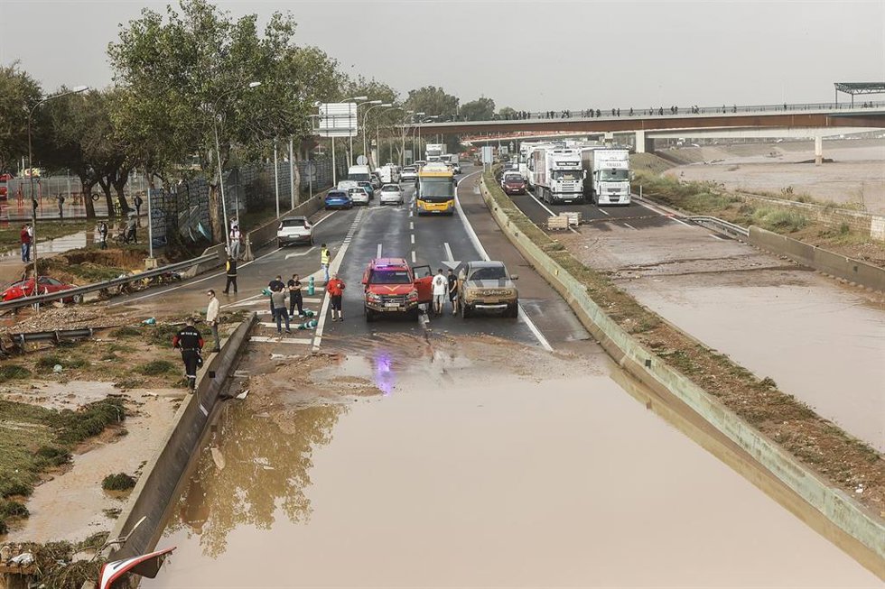Vehículos en la V-30 tras el paso de la DANA y la subida del cauce del río Turia, a 30 de octubre de 2024, en Valencia, Comunidad Valenciana (España). La Comunitat Valenciana ha registrado la gota fría "más adversa" del siglo en la región. La Generalita