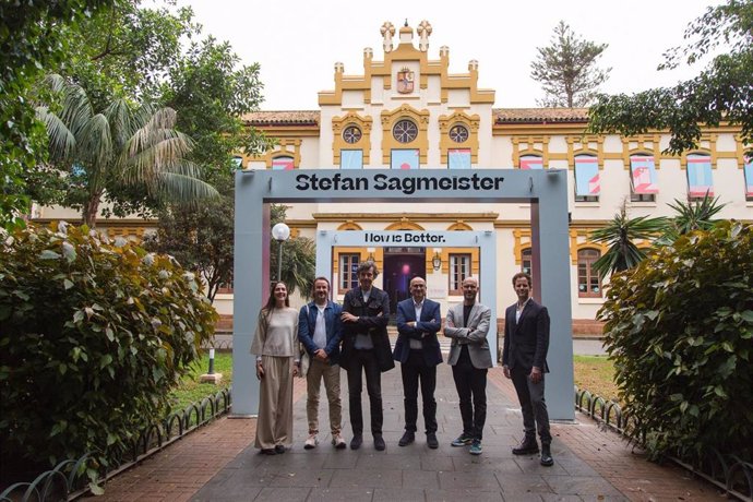 El diputado provincial de Cultura, Manuel López Mestanza; el director de La Térmica, Antonio Javier López; el comisario de la muestra, Juanjo M. Fuentes; y el propio artista, Stefan Sagmeister, durante la presentación de la muestra.