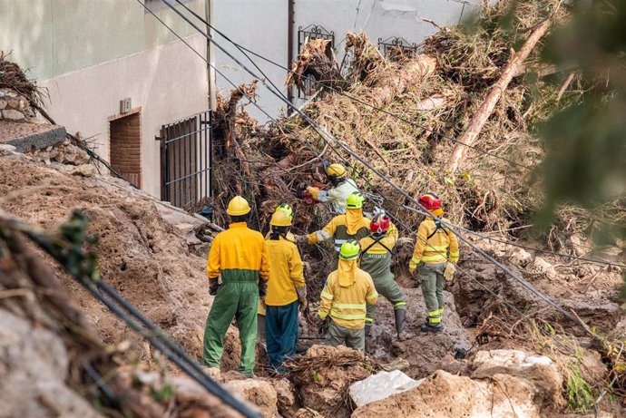 Varios bomberos trabajan en una zona afectada, a 30 de octubre de 2024, en Letur, Albacete, Castilla-La Mancha (España). Un total de 133 efectivos de diferentes grupos de emergencia trabajan en la localidad albaceteña de Letur, devastada tras fuertes lluv