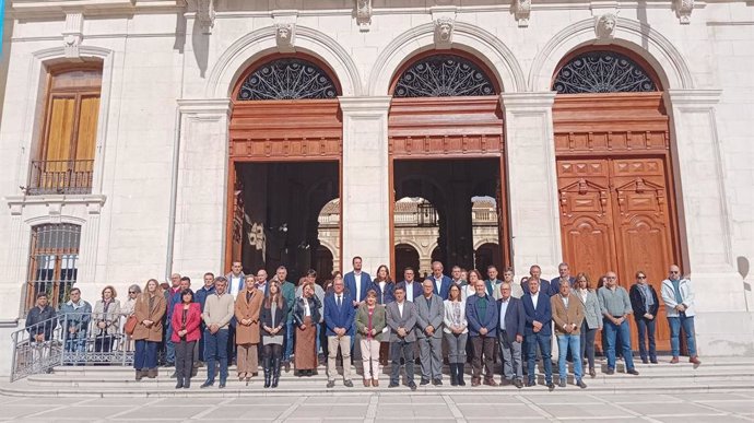 Minuto de silencio ante la Diputación de Jaén en solidaridad con los afectados por la DANA.